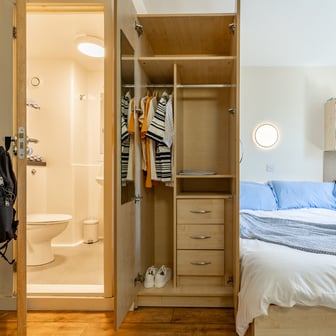 Gold En Suite - Image 7